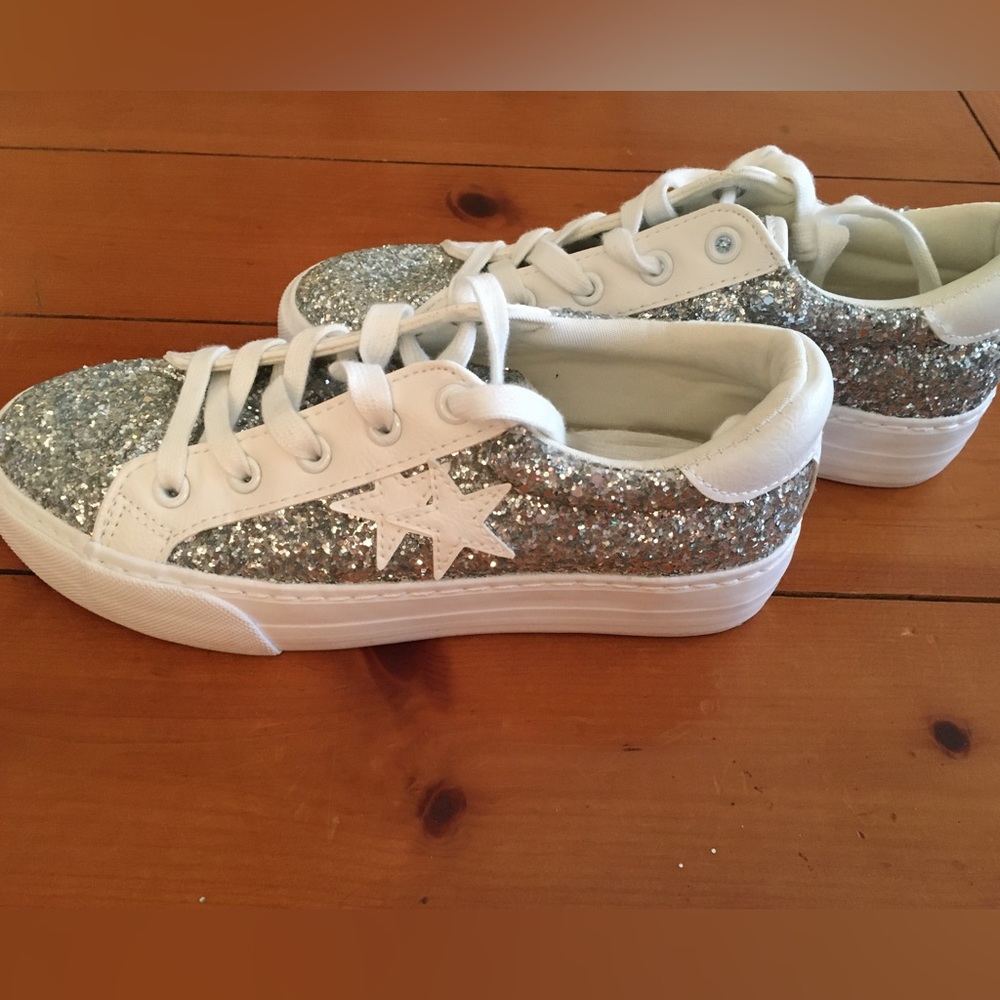 Glitter V star platform sneakers by Restricted.